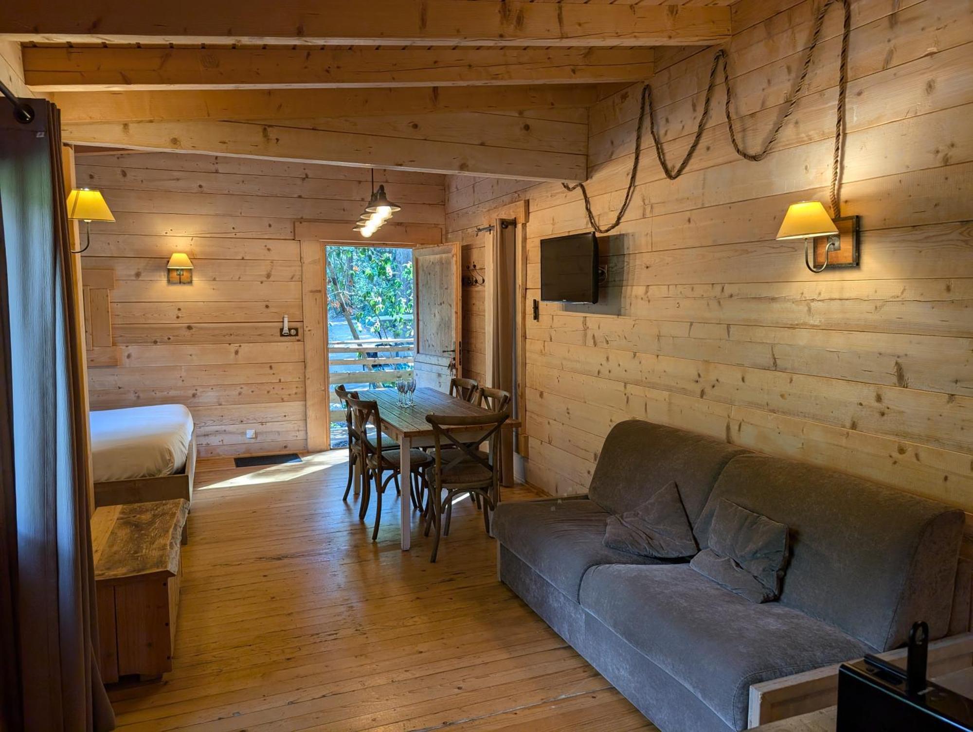 Les Cabanes Dans Les Bois Logis Hotel Villedubert Dış mekan fotoğraf