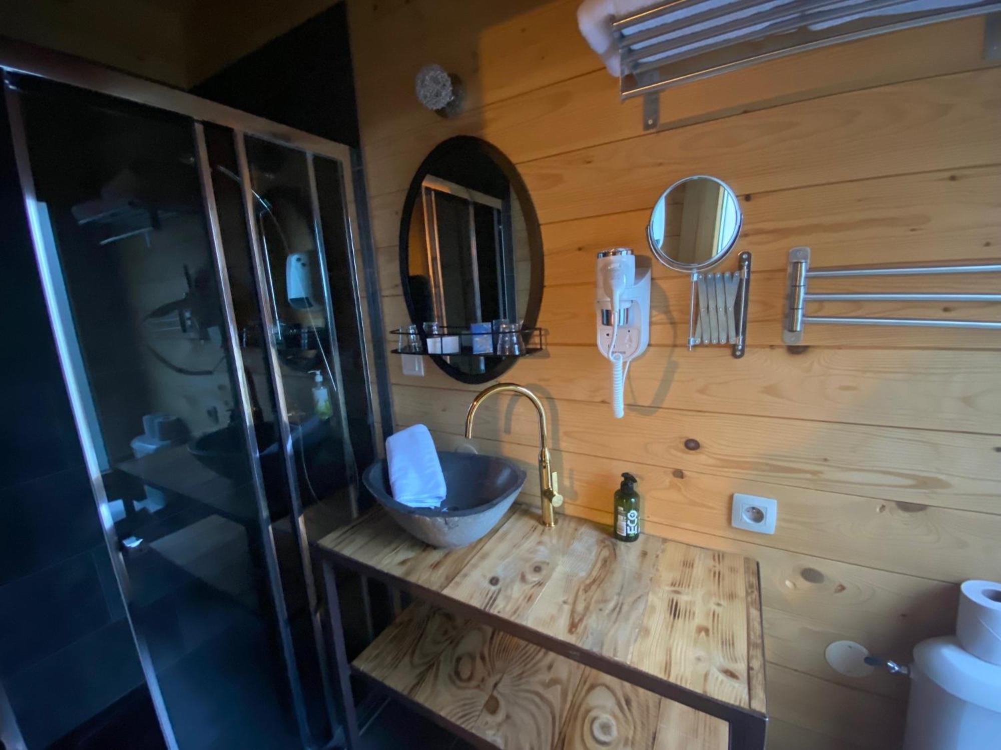 Les Cabanes Dans Les Bois Logis Hotel Villedubert Dış mekan fotoğraf